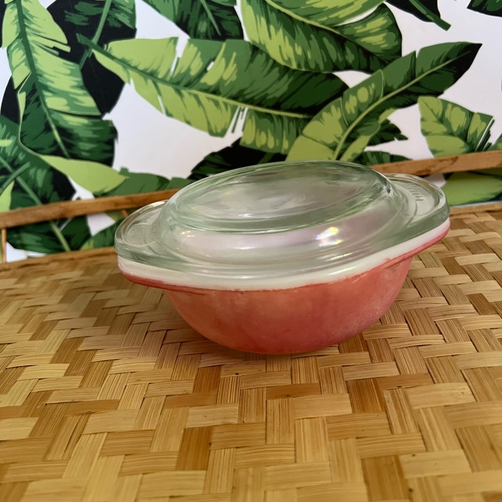Vintage Pyrex 8oz dish with lid